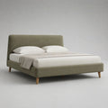 Letto matrimoniale imbottito 160 × 200 cm in tessuto verde oliva con testiera, rete a doghe e gambe in legno