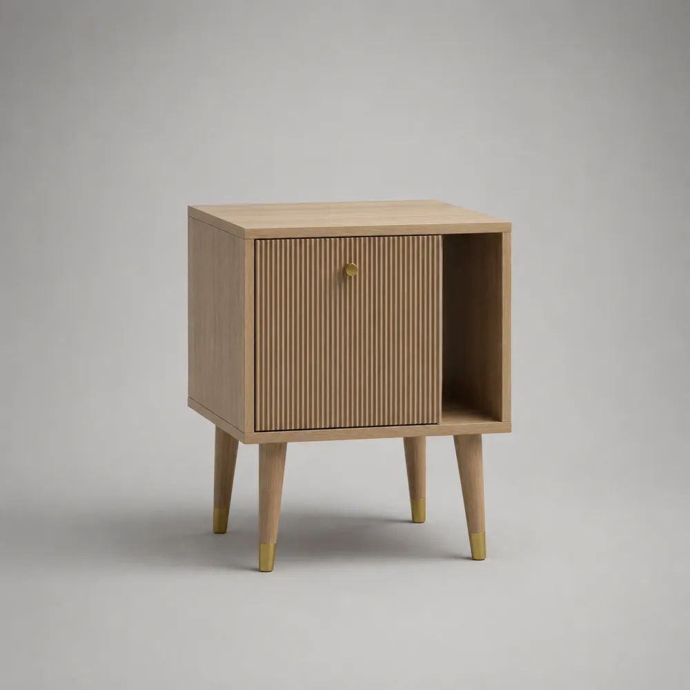 Comodino rettangolare in legno con anta scanalata e vano aperto, rovere naturale e oro, 50 x 40 x 60 cm
