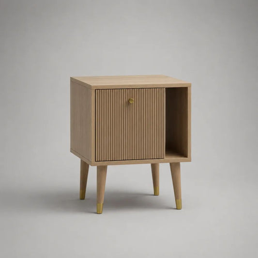 Comodino rettangolare in legno con anta scanalata e vano aperto, rovere naturale e oro, 50 x 40 x 60 cm
