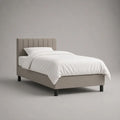 Letto singolo imbottito 90 x 200 cm in tessuto tortora con testiera a pannelli verticali, struttura 100 x 210 x 110 cm