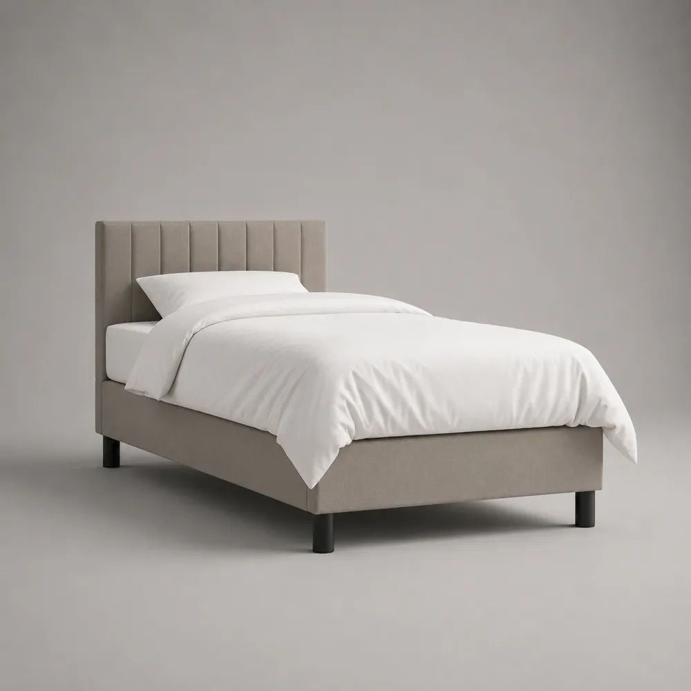 Letto singolo imbottito 90 x 200 cm in tessuto tortora con testiera a pannelli verticali, struttura 100 x 210 x 110 cm